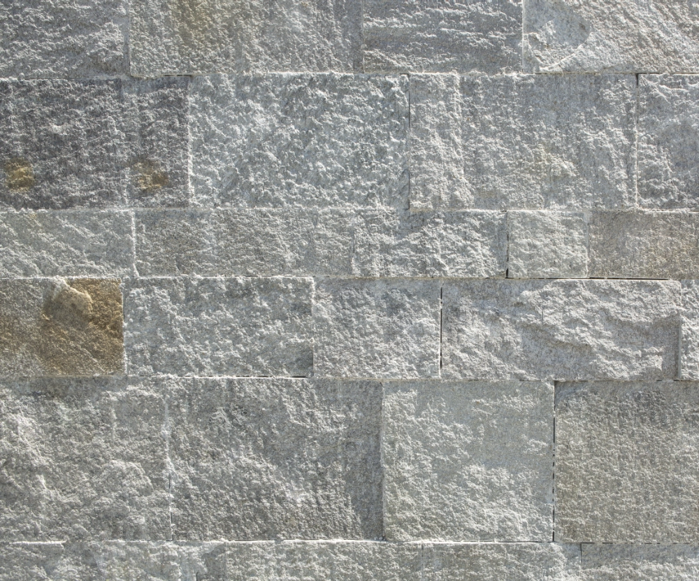 S30-17 Gneis-Schichtmauerwerk grau-braun